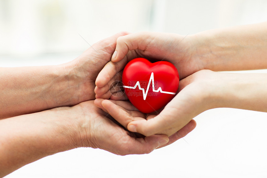 慈善,保健,捐赠医学男人的手给红色的心与心脏的心脏给女人图片