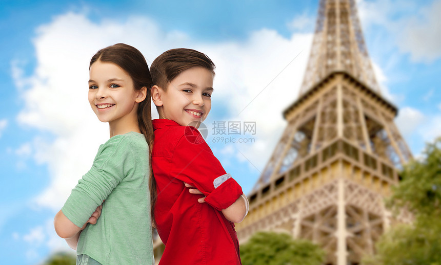 童,旅行,旅游,人的快乐的微笑男孩女孩站后的巴黎埃菲尔铁塔背景图片