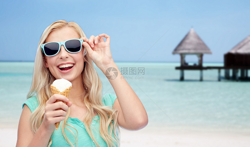 暑假,旅游,垃圾食品人们的轻的女人十几岁的女孩戴着太阳镜海滩上吃冰淇淋旅游胜地的背景图片