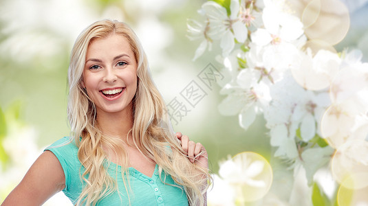情感,表情,发型人的微笑的轻女人十几岁的女孩抱着她的头发自然的春天背景图片