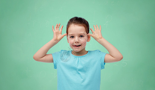 童,学校,教育,乐趣人的快乐的小女孩玩得开心,并绿色粉笔板背景下竖耳朵图片