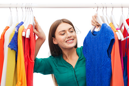 服装,时尚,风格人的快乐的女人选择衣服家里的衣柜图片