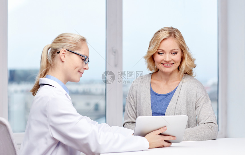 医学,保健人的微笑医生与平板电脑妇女会议医院图片