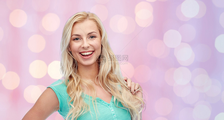 情感,表情,发型人的微笑的轻女人十几岁的女孩抱着她的头发粉红色的节日灯光背景图片