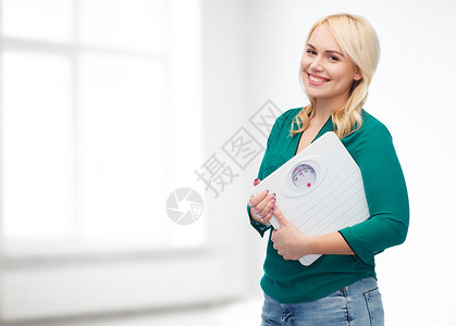 减肥,饮食,加上尺寸人的微笑的轻女人着鳞片白色的房间背景图片
