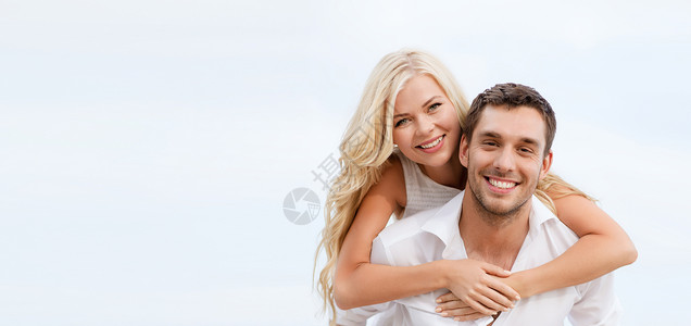 暑假,假期,约会旅游快乐的夫妇海滩上玩得很开心图片