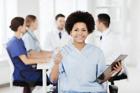 诊所,职业,人医学快乐的女医生护士与剪贴板医院的医生会议上竖大拇指的手势图片