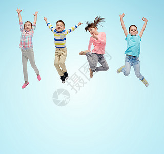 快乐,童,自由,运动人的快乐的孩子蓝色背景下空中跳跃图片