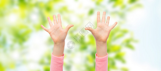 人,童,手势身体部位的靠近小孩子的手举绿色的自然背景图片