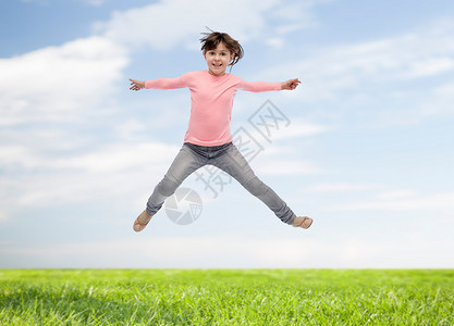 幸福,童,自由,运动人的快乐的小女孩蓝天草地背景上跳跃图片