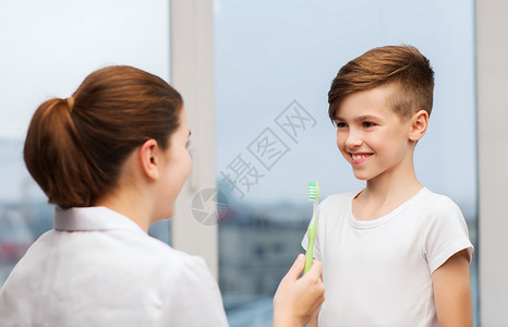 医学,保健,牙科,卫生人的医生牙医牙刷快乐的男孩诊所图片