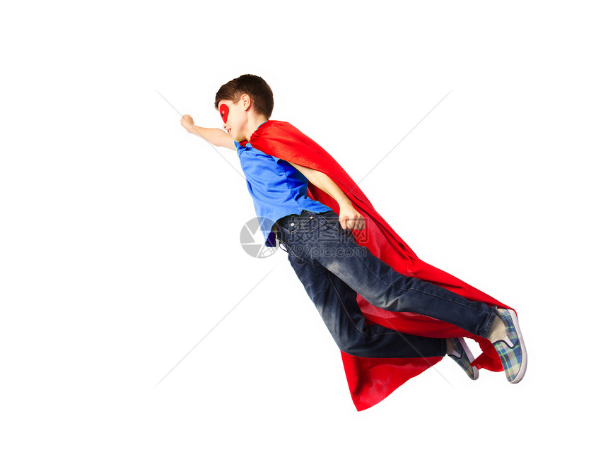 幸福,自由,童,运动人的男孩穿着红色超级英雄斗篷具空中飞行图片