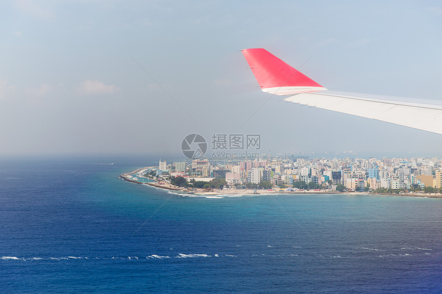 旅行,暑假,交通,航空运输车辆飞机机翼上方的男城市马尔代夫岛海洋图片