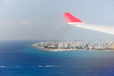 旅行,暑假,交通,航空运输车辆飞机机翼上方的男城市马尔代夫岛海洋图片