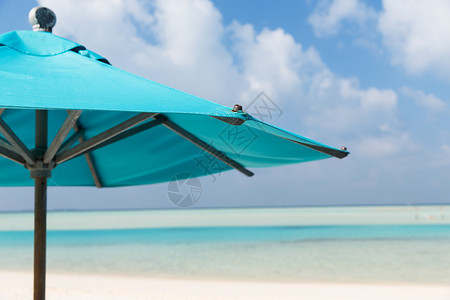 旅行,旅游,度假,海滩暑假的遮阳伞蓝天海滩图片