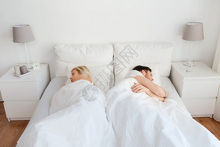 人,关系困难,冲突家庭观念夫妇回家里睡觉图片