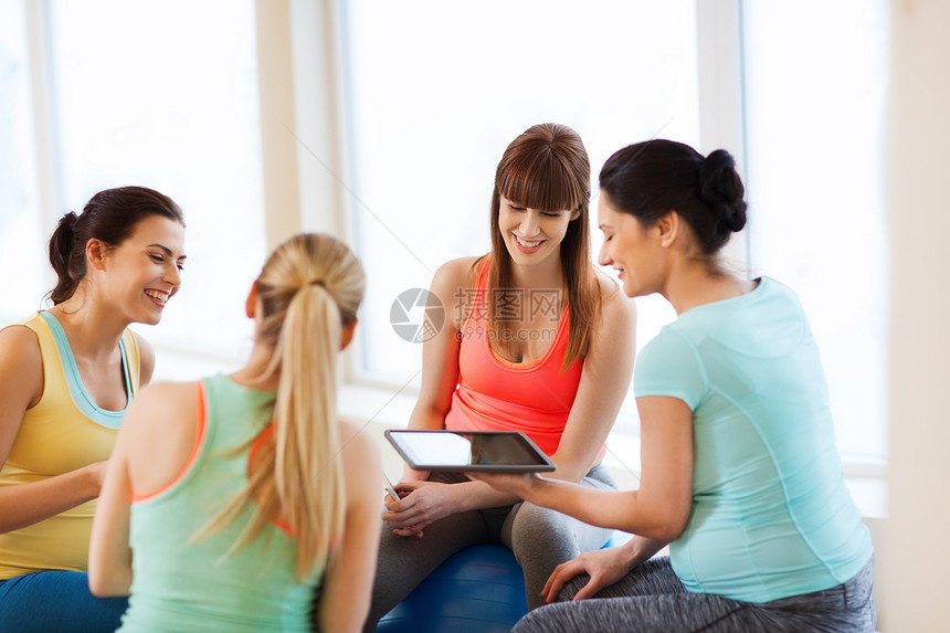 怀孕,运动,健身,人健康的生活方式群快乐的孕妇用平板电脑智能手机坐健身房的球上图片