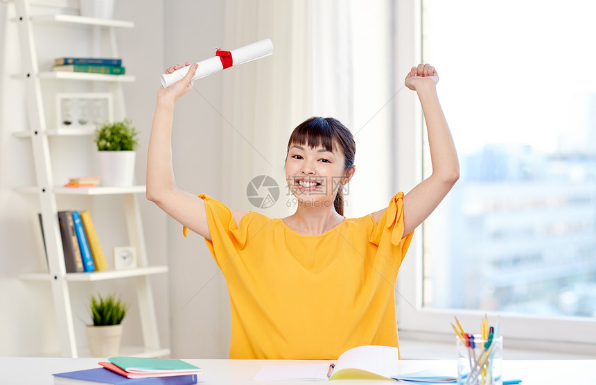 人,教育,学校,毕业学的快乐的亚洲轻女学生与文凭卷轴庆祝家图片