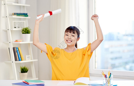 人,教育,学校,毕业学的快乐的亚洲轻女学生与文凭卷轴庆祝家图片