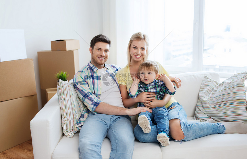 抵押贷款,人,住房房地产幸福的家庭与箱子搬新的家图片