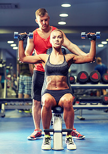 运动,健身,健美,生活方式人的男人女人哑铃弯曲肌肉健身房图片