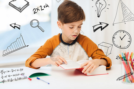 教育,童,人,家庭作业学校学生男孩家阅读书籍教科书,数学涂鸦图片