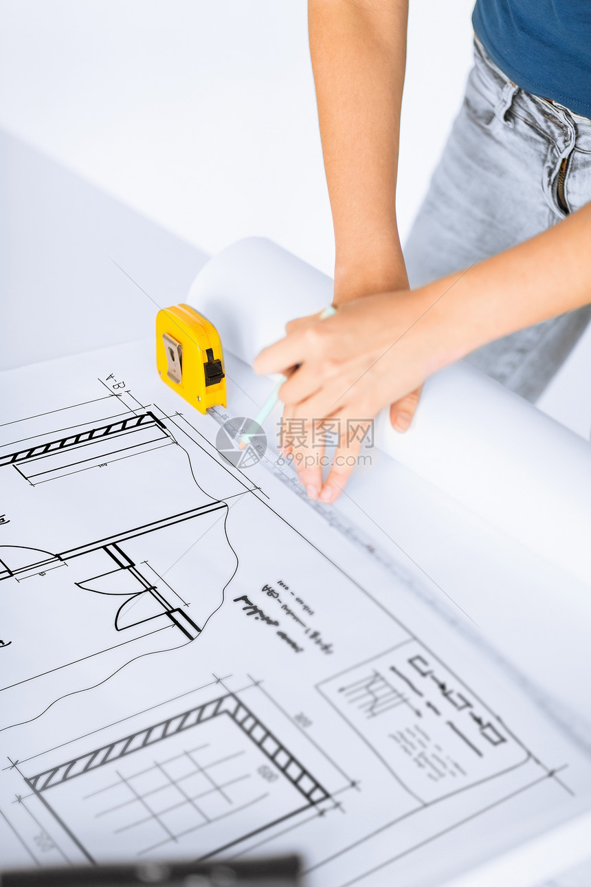 建筑家居翻新建筑师蓝图上用灵活的标尺绘制建筑师绘制蓝图图片