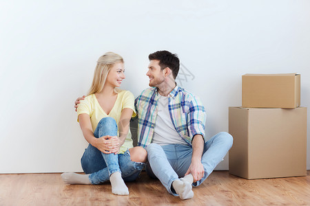 家,人,维修,移动房地产的幸福的夫妇与许多纸板箱坐地板上的新地方图片