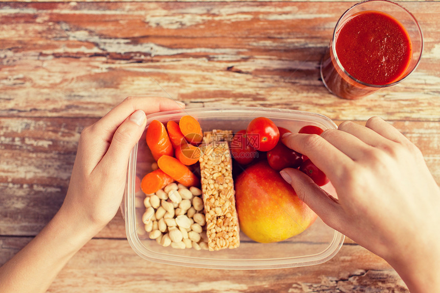 健康的饮食,饮食人的密切妇女的手与食品塑料容器新鲜番茄汁家里厨房图片