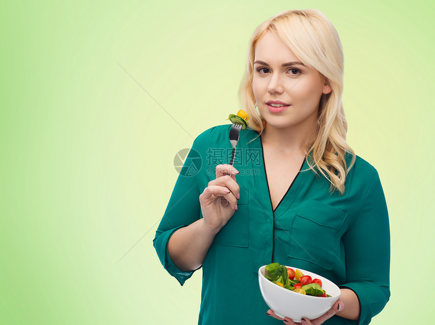 健康的饮食,食物,饮食人的微笑的轻女人吃蔬菜沙拉与叉子绿色的自然背景图片