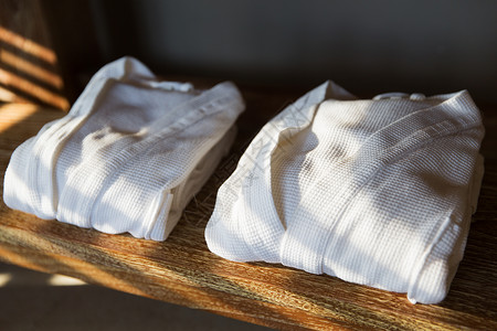 浴室,衣服,卫生奢侈的两个白色浴袍木制架子家里酒店图片