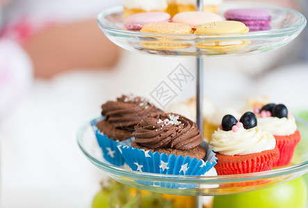 健康的饮食,糖果,甜点,烘焙垃圾食品的蛋糕摊与纸杯蛋糕饼干图片