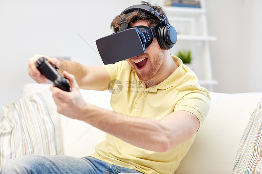 技术,游戏,娱乐活动人的快乐的轻人与虚拟现实耳机3D眼镜与控制器游戏垫家里玩赛车电子游戏图片