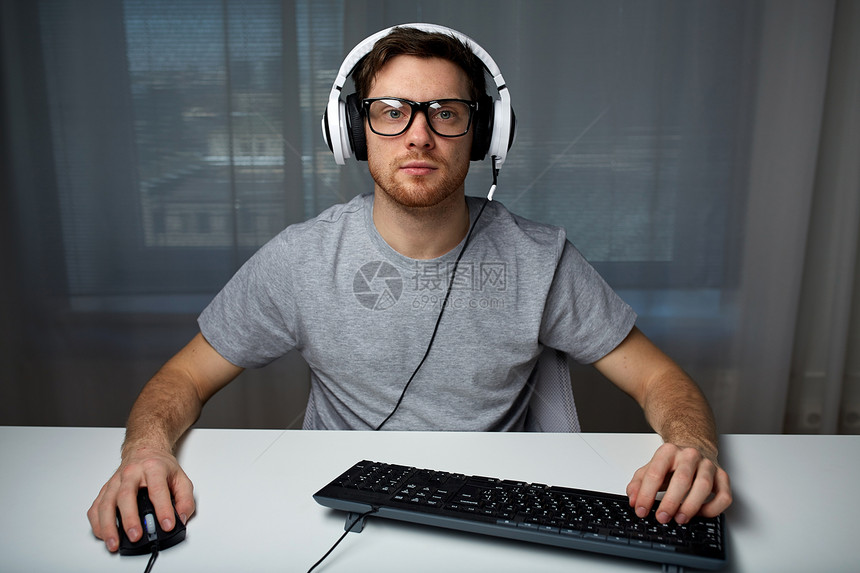 技术,游戏,娱乐活动,让39的游戏人的轻人耳机眼镜与个人电脑电脑玩游戏家里流媒体播放演练视频图片