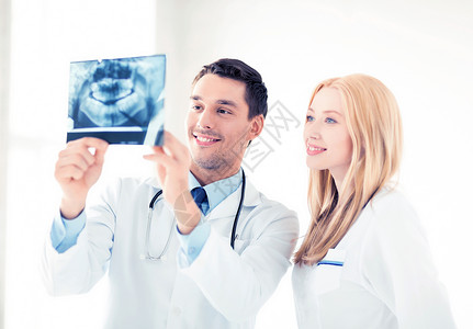 两个医生看X光的照片两个医生看X光图片