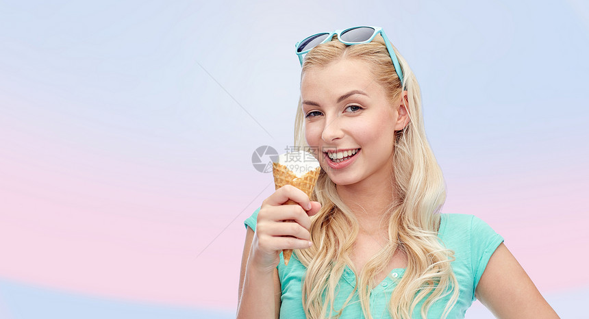 夏天,垃圾食品人们的轻的女人十几岁的女孩戴着太阳镜,粉红色背景的冰淇淋图片