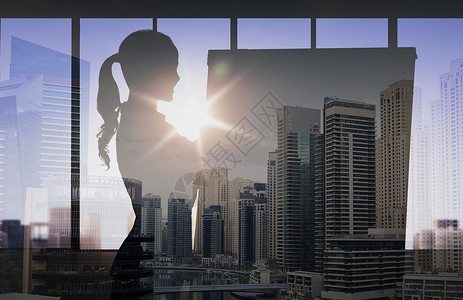 黑色城市建筑剪影商业,战略,规划人的妇女的剪影与翻板超过双曝光办公室城市背景背景
