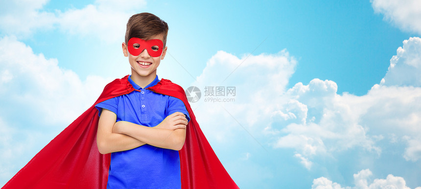 嘉华,童,权力,手势人的快乐男孩红色超级英雄斗篷具蓝天云彩的背景图片