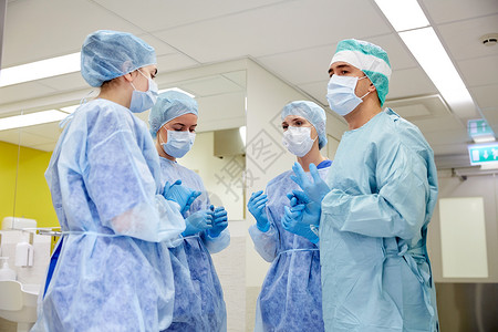 外科,医学人的群外科医生手术室医院交谈准备手术图片