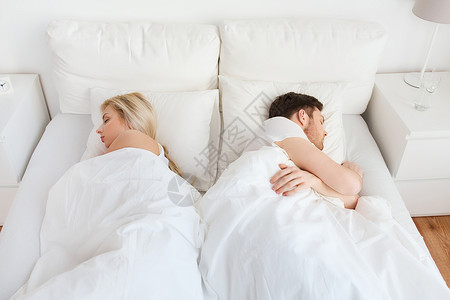 人,关系困难,冲突家庭观念夫妇回家里睡觉图片