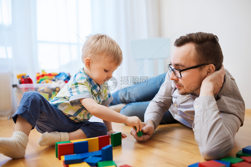 家庭,童,创造力,活动人的快乐的父亲小儿子家里玩玩具块图片