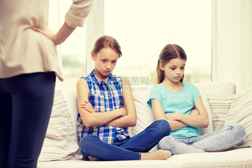 人,孩子,端行为,朋友友谊的心烦意乱的感觉内疚高兴的小女孩坐沙发上,愤怒的母亲家图片