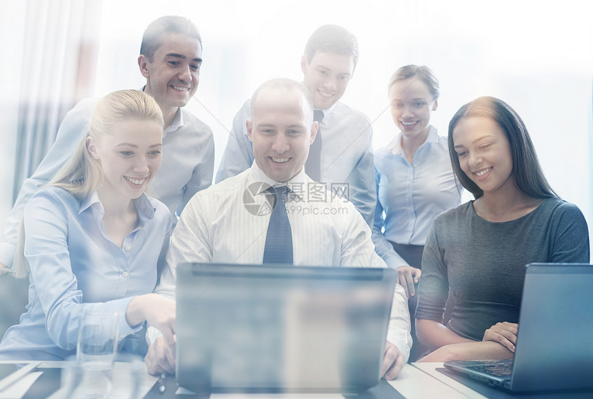 业务,人员,技术通信微笑业务队与笔记本电脑制作视频会议办公室图片