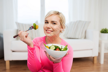 女孩拿着碗健康饮食人们的观念微笑的轻女人家吃蔬菜沙拉背景