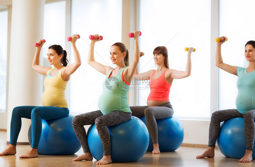 怀孕,运动,健身,人健康的生活方式快乐的孕妇与哑铃健身房锻炼球图片