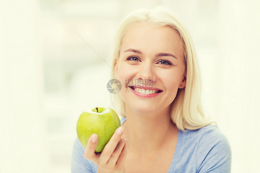 健康饮食,机食品,水果,饮食人们的观念快乐的女人家吃绿苹果图片