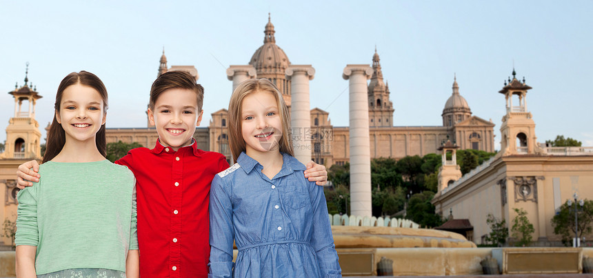 童,旅行,旅游,友谊人的快乐的微笑男孩女孩拥抱博物馆的巴塞罗那背景图片