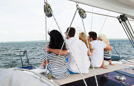 假期,旅行,海洋,友谊人的快乐的朋友航行坐游艇帆船甲板上图片