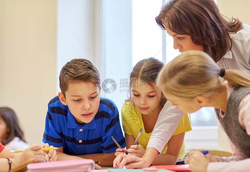 教育,小学,学人的教师帮助学校的孩子课堂上写作测试图片