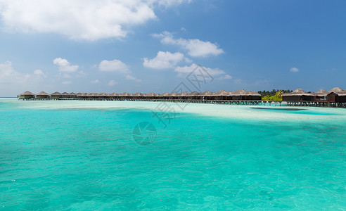 旅游,度假暑假的平房小屋海水异国情调的度假海滩背景图片